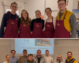 Fünf Personen in roten Schürzen stehen in einer Küche, während eine Gruppe von sieben Personen in einem Klassenraum posiert. Im Hintergrund ist ein Bildschirm mit dem Text "Heimatlädchen Hallgarten" zu sehen.